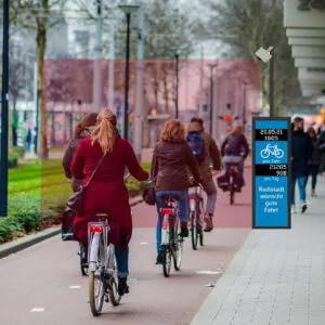 Radfahrer passieren eine Zählstelle im städtischen Raum