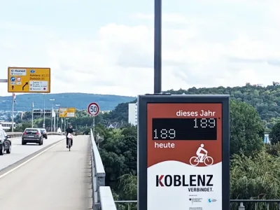 Radverkehrszählstelle mit Bike Display in Koblenz, Kurt-Schumacher-Brücke